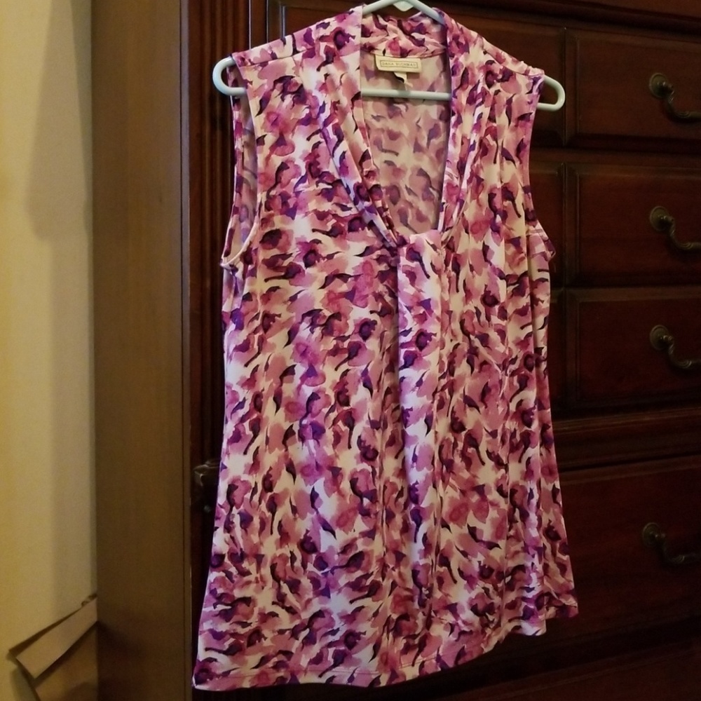 Sleeveless pullover adorable